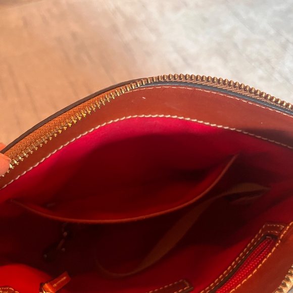 Dooney & Burke, Cream Pebble Leather Crossbody Bag - Picture 5 of 7